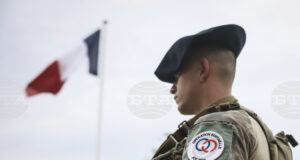 Френски войник почина, след като е бил случайно прострелян в главата по време на пиянска вечер в казарма