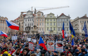 Хиляди се събраха на митинг в подкрепа на чешкия президент в спора му с външния министър