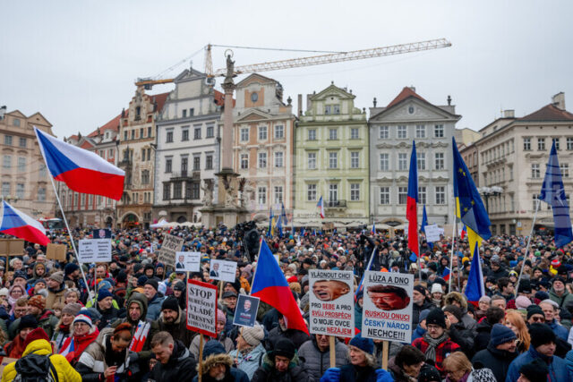 Хиляди се събраха на митинг в подкрепа на чешкия президент в спора му с външния министър