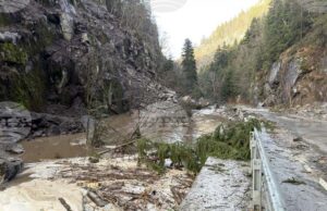 Част от пътя Велинград - Сърница е залят от река Чепинска, отсечката е затворена