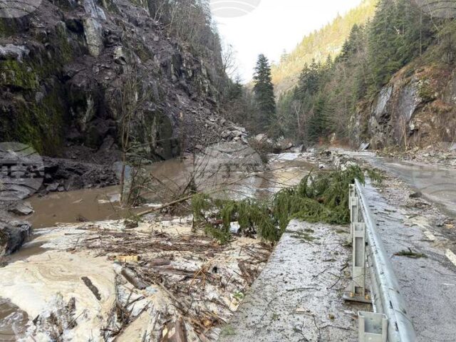 Част от пътя Велинград - Сърница е залят от река Чепинска, отсечката е затворена