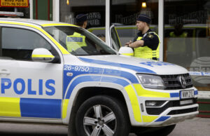 Шведските власти задържаха мъж по подозрение, че е принудил съпругата си да осъществи полови актове срещу заплащане с над 120 мъже