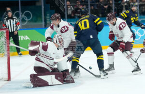 Швеция е последният четвъртфиналист на хокейния турнир при мъжете на Олимпийските игри в Милано-Кортина