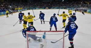 Швеция започна олимпийския турнир по хокей на лед в Милано с трудна победа над домакина Италия
