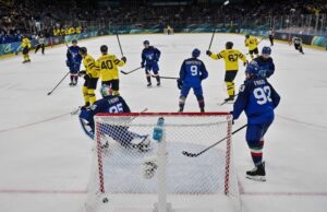 Швеция започна олимпийския турнир по хокей на лед в Милано с трудна победа над домакина Италия