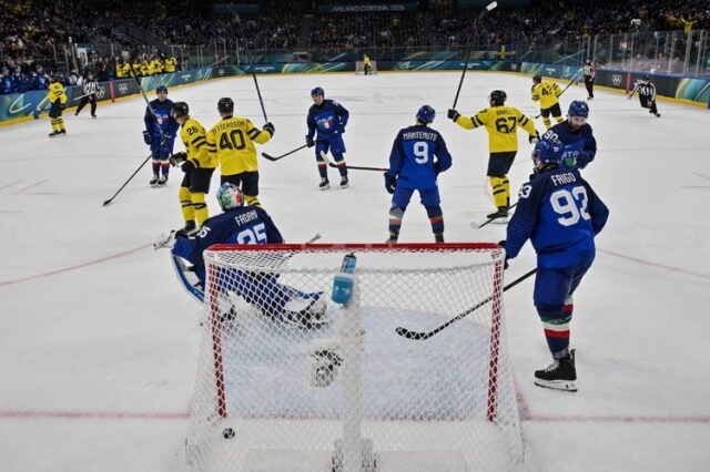 Швеция започна олимпийския турнир по хокей на лед в Милано с трудна победа над домакина Италия