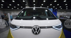 „Фолксваген“ е изпреварил „Тесла“ като лидер в продажбите на електромобили в Европа през 2025 г.