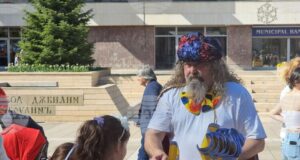 Актьорът и режисьор от Ямболския куклен театър Ангел Попов подготвя издание с детски коледни пиеси