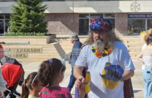 Актьорът и режисьор от Ямболския куклен театър Ангел Попов подготвя издание с детски коледни пиеси