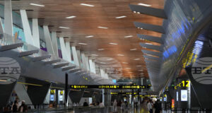 Акциите в компаниите от туристическия сектор се сринаха, след като конфликтът между САЩ и Иран наруши въздушния трафик