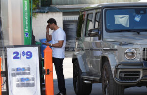 Американците очакват цените на бензина да се повишат след ударите в Иран, сочи социологическо проучване