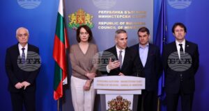 министър-председател Андрей Гюров по време на брифинг в Министерски съвет.