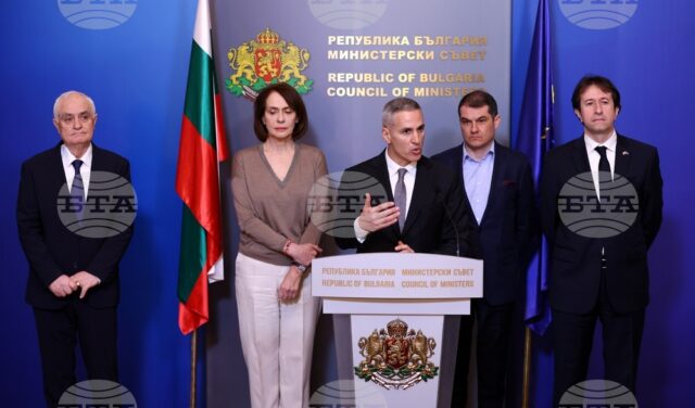 Андрей Гюров: Фокусът на правителството е извеждането на българските граждани министър-председател Андрей Гюров по време на брифинг в Министерски съвет.