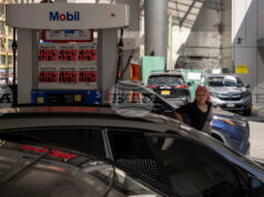 Бензинът в САЩ поскъпва, след като войната с Иран наруши петролните доставки