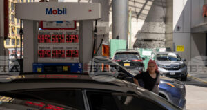 Бензинът в САЩ поскъпва, след като войната с Иран наруши петролните доставки