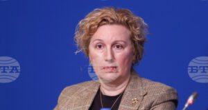 Бизнесът у нас плаща от 2 до 90 пъти по-високи такси за соларни панели и литиево-йонни батерии спрямо други държави в ЕС, каза Меглена Русинова