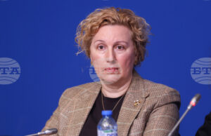 Бизнесът у нас плаща от 2 до 90 пъти по-високи такси за соларни панели и литиево-йонни батерии спрямо други държави в ЕС, каза Меглена Русинова