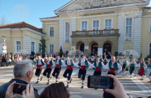 Богатството на фолклорните танци показаха шест състава от страната на празник в Ямбол Шест ансамбъла от страната демонстрираха богатството на българските народни танци на празник в Ямбол