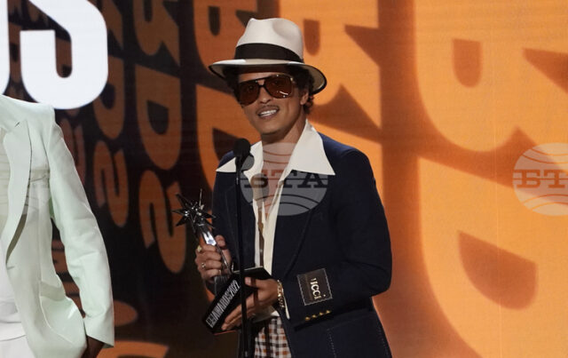 Бруно Марс се завърна на челна позиция в класацията на "Билборд" за сингли