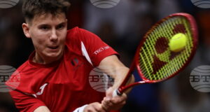 Българите Илиян Радулов и Леонид Шейнгезихт ще играят един срещу друг на четвъртфиналите на двойки на турнир по тенис в Испания