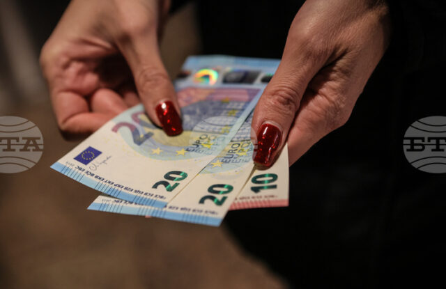 В Германия, Австрия и Швейцария парите в брой остават предпочитан метод на плащане, сочи проучване