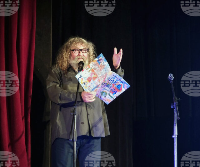 В Куклен театър – Ямбол беше представен сборникът с детски коледни пиеси на режисьора Ангел Попов