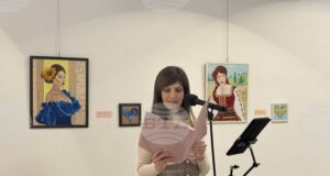 В Самоков маникюристката Илиана Пенева подреди благотворителна изложба с творби, създадени с техники и материали от маникюра