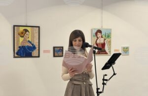 В Самоков маникюристката Илиана Пенева подреди благотворителна изложба с творби, създадени с техники и материали от маникюра