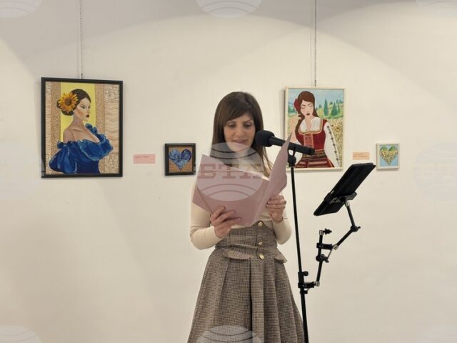 В Самоков маникюристката Илиана Пенева подреди благотворителна изложба с творби, създадени с техники и материали от маникюра