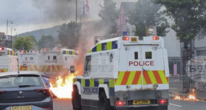 В отвлечена кола, откарана до полицейско управление в Северна Ирландия, е имало самоделна бомба, съобщи полицията