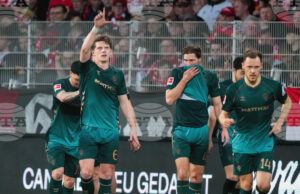 Вердер Бремен се измъкна от зоната на изпадащите от Бундеслигата след обрат срещу десетима от Унион Берлин