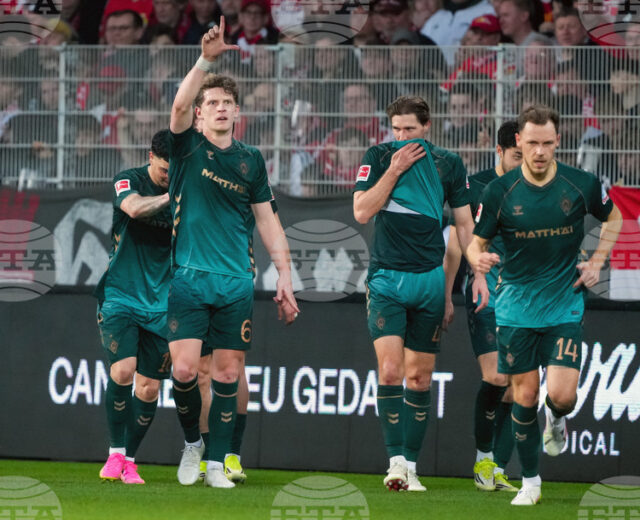 Вердер Бремен се измъкна от зоната на изпадащите от Бундеслигата след обрат срещу десетима от Унион Берлин