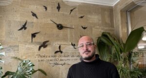 Визуалният артист и илюстратор Георги Гечев показва в изложба в Казанлък процеса по създаването на комикси