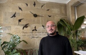 Визуалният артист и илюстратор Георги Гечев показва в изложба в Казанлък процеса по създаването на комикси