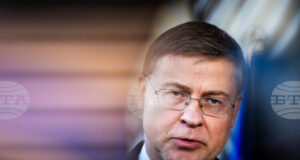 Високите цени на горивата са от полза за Русия и срещу интересите на САЩ и Израел в Иран, каза Домбровскис