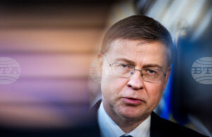 Високите цени на горивата са от полза за Русия и срещу интересите на САЩ и Израел в Иран, каза Домбровскис