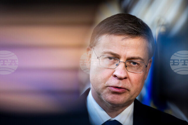 Високите цени на горивата са от полза за Русия и срещу интересите на САЩ и Израел в Иран, каза Домбровскис