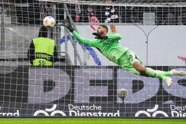 Вратарят на Айнтрахт Франкфурт Кауа Сантос. ще отсъства от терена Вратарят на Айнтрахт Франкфурт Кауа Сантос. ще отсъства от терена няколко седмици заради контузия