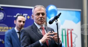 Големият приз „Студент на годината - 2026“ беше връчен от служебния министър на образованието проф. Сергей Игнатов на Ивана Каменова от УАСГ