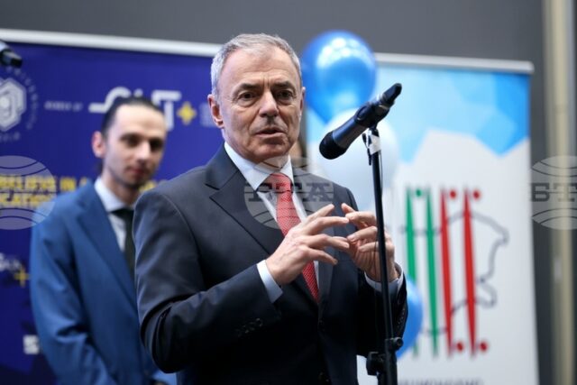 Големият приз „Студент на годината - 2026“ беше връчен от служебния министър на образованието проф. Сергей Игнатов на Ивана Каменова от УАСГ