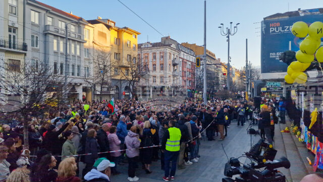 Граждани протестират в центъра на София с искане да се разкрие истината за случаите „Петрохан" и „Околчица"