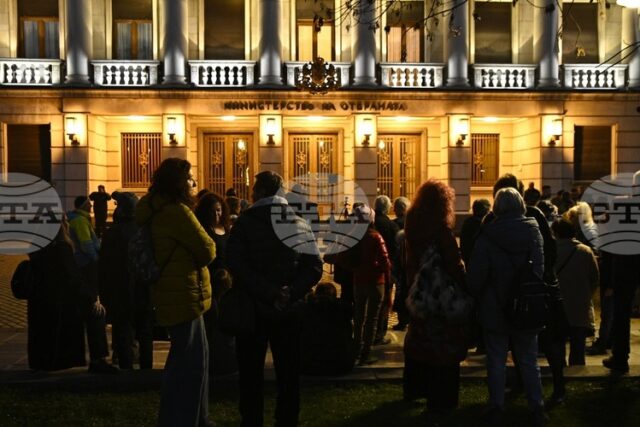 Граждани протестираха пред Министерството на отбраната