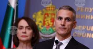 На снимката: служебният министър на външните работи Надежда Нейнски и служебният министър-председател Андрей Гюров