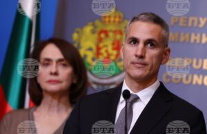 На снимката: служебният министър на външните работи Надежда Нейнски и служебният министър-председател Андрей Гюров