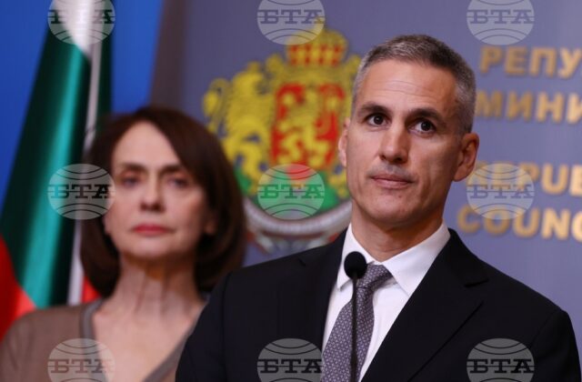 На снимката: служебният министър на външните работи Надежда Нейнски и служебният министър-председател Андрей Гюров