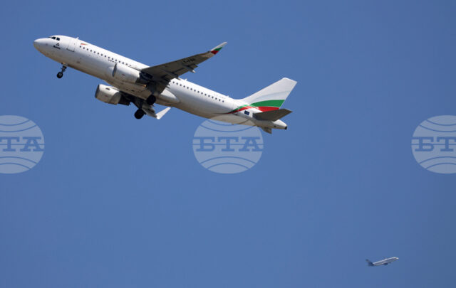 Два полета на „България Еър“ върнаха в София български туристи от Оман и Дубай