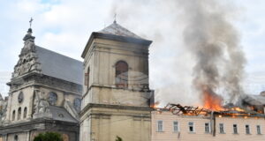 Двама души бяха убити, а десетки ранени при руски атаки в Украйна, съобщиха местните власти