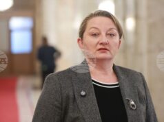 Деница Сачева: Социалната работа не се вижда, но без нея обществото се разпада Социалната работа не се вижда, но без нея обществото се разпада, заяви председателят на парламентарната социална комисия Деница Сачева