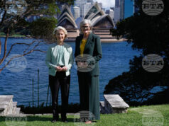 ЕС и Австралия на крачка от историческо споразумение за свободна търговия Председателят на ЕК Урсула фон дер Лайен (вляво) и генерал-губернаторът на Австралия Сам Мостин в Сидни, понеделник, 23 март 2026 г.