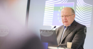 ЕС намалява зависимостта си от внос на военно оборудване от САЩ, каза еврокомисарят по отбраната